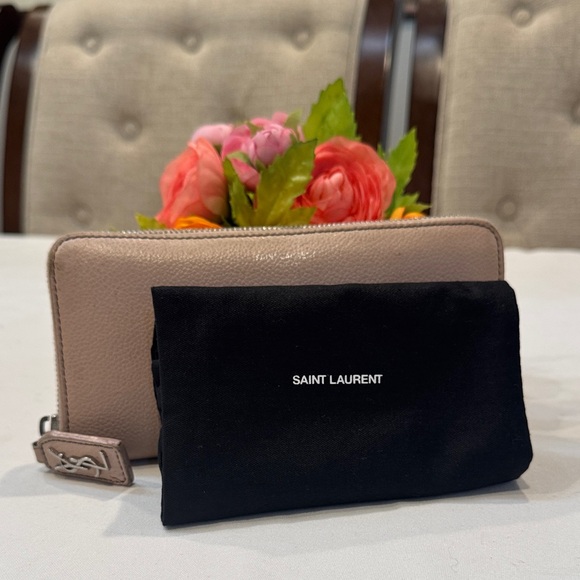 Authentic Saint Laurent Beige Zippy Wallet - Picture 1 of 11